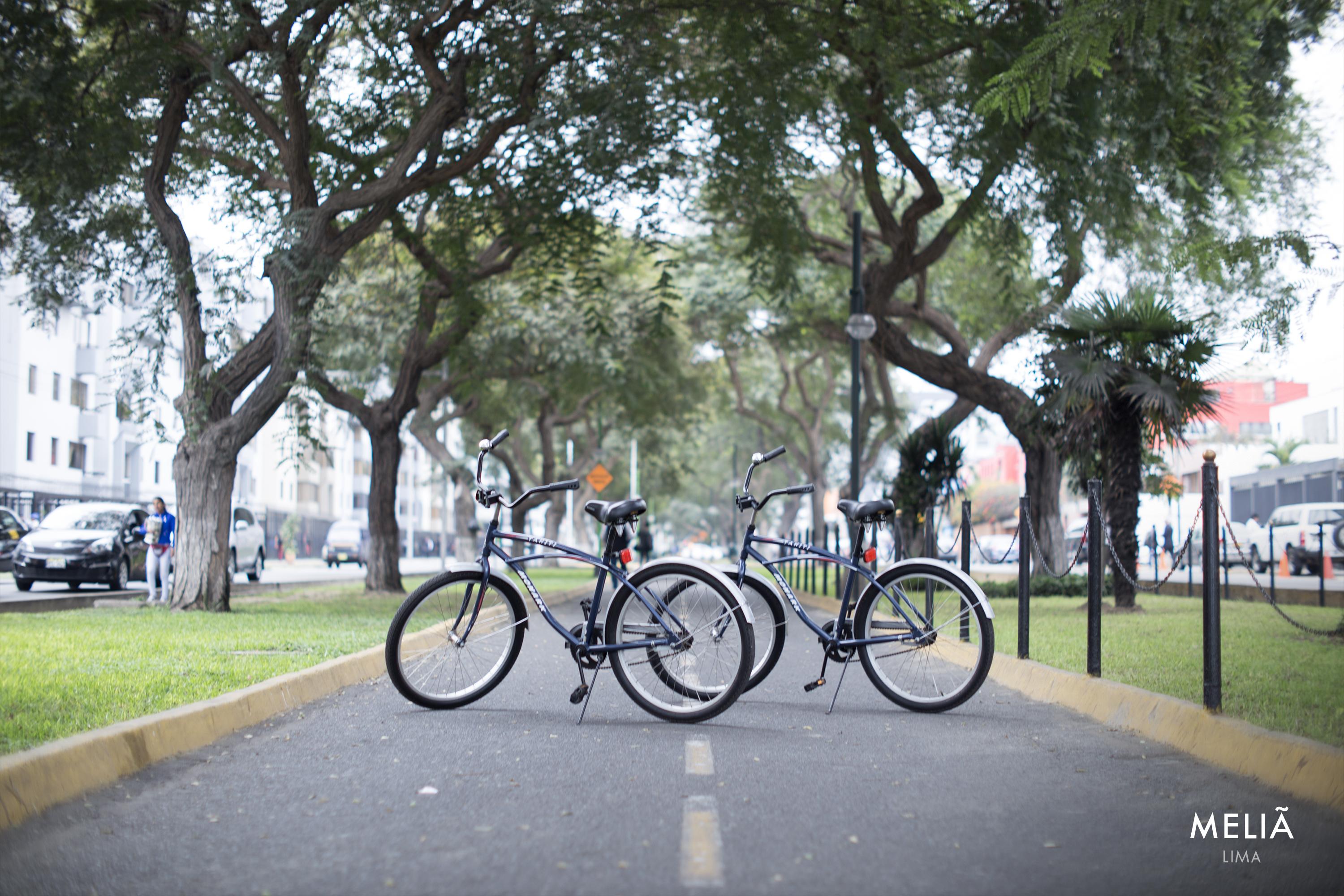 Hotel Melia Lima Exteriér fotografie Bicycles parked on a street in Mexico City
