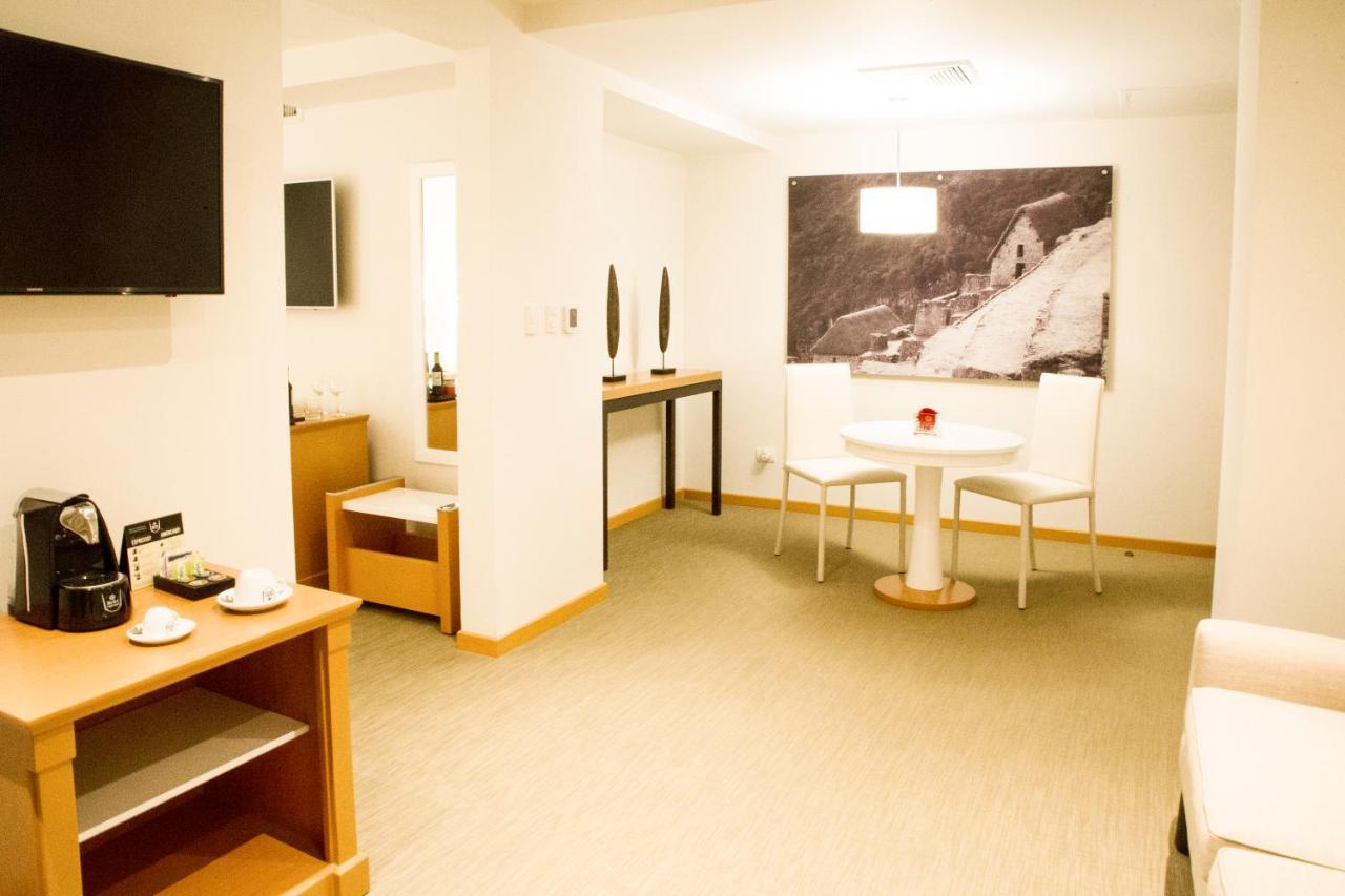 Hotel Melia Lima Exteriér fotografie A typical room at the hotel