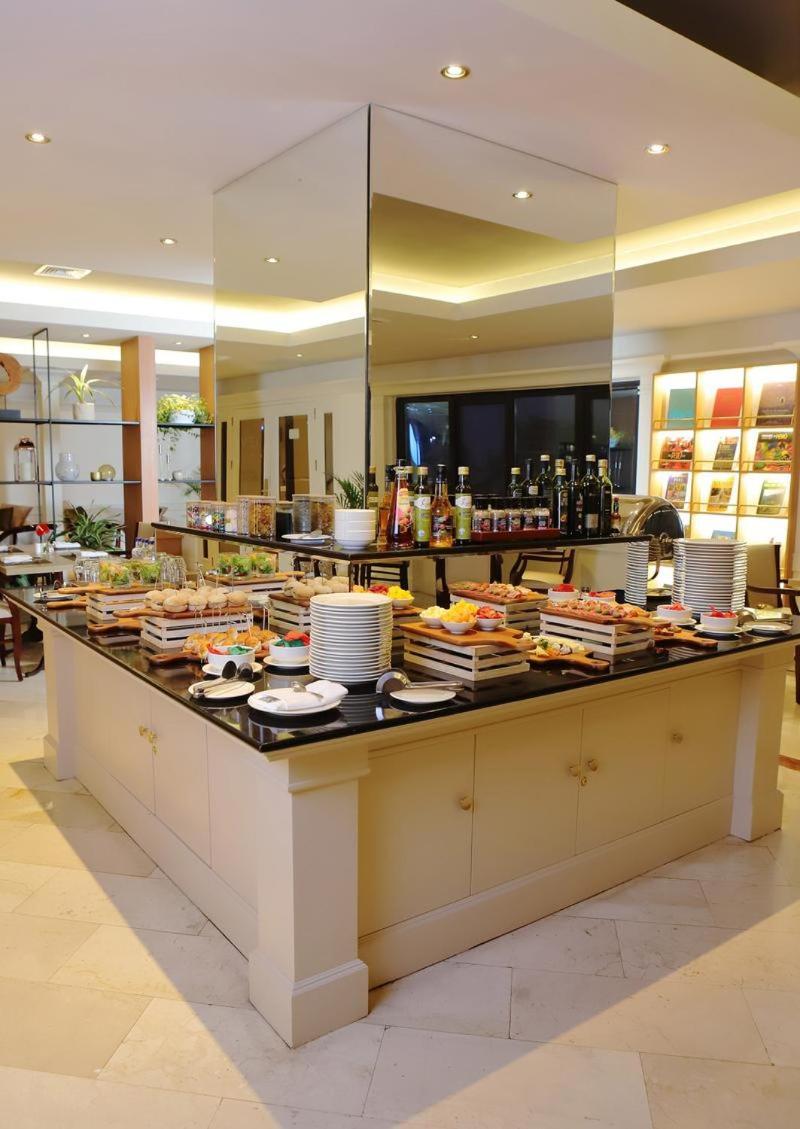 Hotel Melia Lima Exteriér fotografie A buffet at a hotel