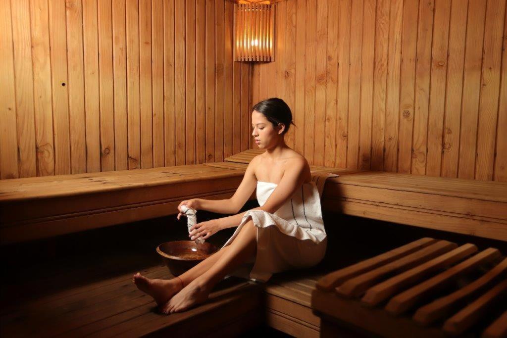 Hotel Melia Lima Exteriér fotografie A woman in a sauna